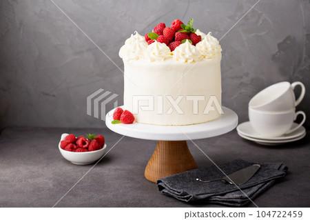 Vanilla raspberry cake with white frosting 104722459