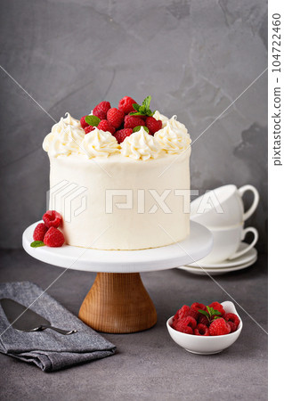 Vanilla raspberry cake with white frosting 104722460