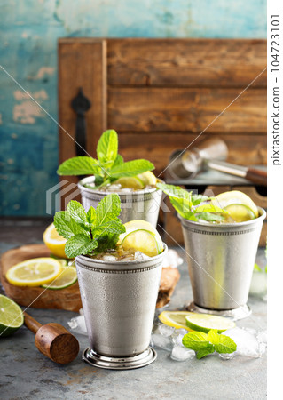 Classic mint julep cocktail 104723101