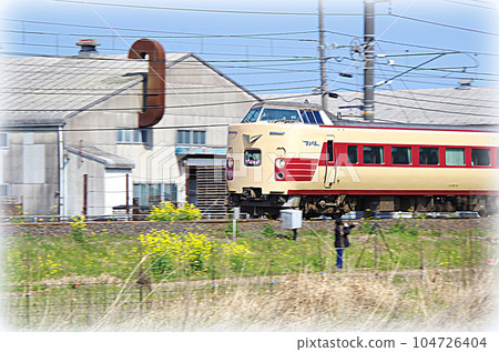 山陰本線行駛的JNR色特急八雲號(插畫風格) 山陰本線行駛的JNR色特急八雲號(插畫風格) 104726404
