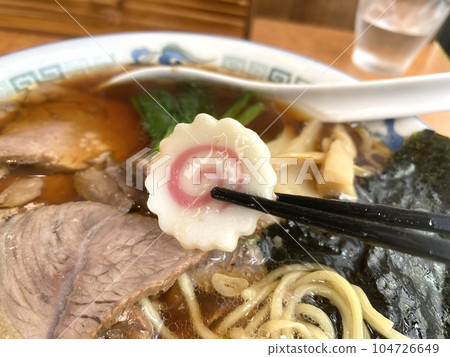 [Ramen] A specialty of Nagaoka City, Niigata Prefecture "Ginger soy sauce ramen" (Naruto chopsticks) 104726649