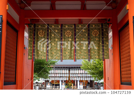 Early summer at Yasaka Shrine, view of the precincts and dance hall from the South Romon Gate Early summer at Yasaka Shrine, view of the precincts and dance hall from the South Romon Gate 104727139