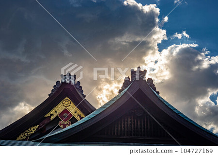 Early summer at Yasaka Shrine, blue sky and sunshine in the rainy season against the gables of the national treasure main hall 104727169