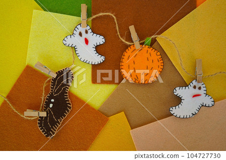 decorative garland for Halloween from felt greetings and fun. Children art project. DIY concept. decorative garland for Halloween from felt greetings and fun. Children art project. DIY concept. 104727730