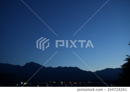 Hakushu-cho, Hokuto City, the mountains of the Southern Alps, Venus, the first star shining in the blue hour 104728261