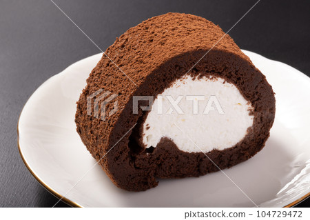 Cocoa Roll Cake 104729472