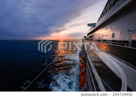 日落時分，一艘大型客船在公海上航行 104729492