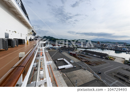 從大型遊輪上欣賞松山港和松山市的清晨景色 104729493