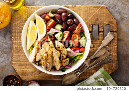 Grilled chicken and fresh vegetables chopped salad 104729820