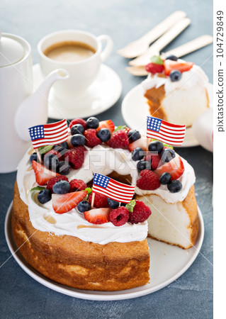 Angel food cake with whipped cream and berries 104729849