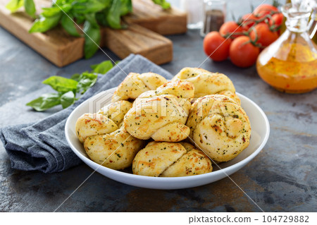Garlic and cheese dinner rolls 104729882