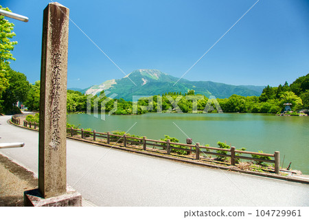 Mt. Ibuki over Mishima Pond seen from the shrine 104729961