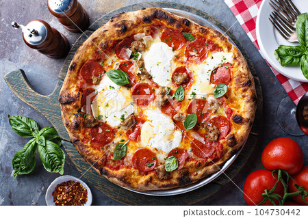 Traditional Pepperoni pizza Traditional Pepperoni pizza 104730442