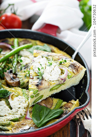 Asparagus, mushrooms and goat cheese frittata 104730632