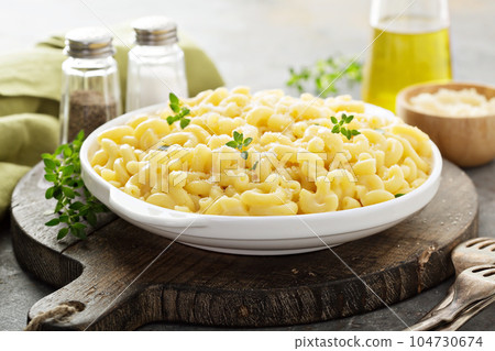 Macaroni and cheese on a white plate 104730674