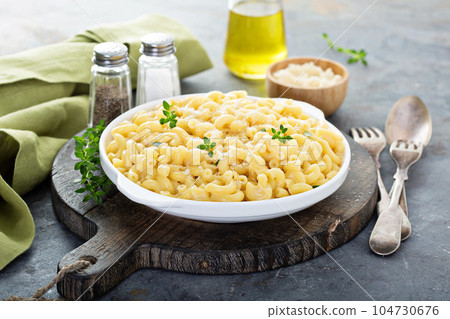 Macaroni and cheese on a white plate 104730676