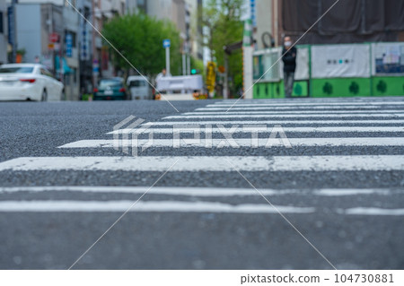 東京，中央區，三田，明石町，聖盧克街，夏天，早晨，白天，旅遊，旅行，人行道，道路，樹木，汽車，人行橫道 104730881