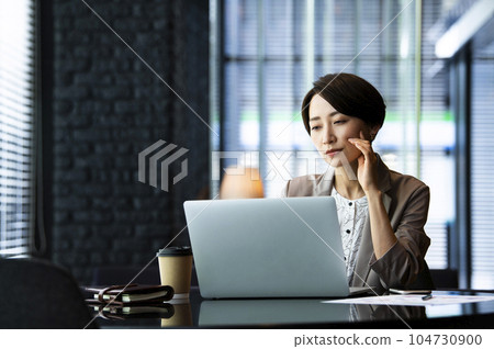 Female business computer trouble trouble Female business computer trouble trouble 104730900