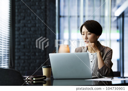 Female business computer trouble trouble Female business computer trouble trouble 104730901