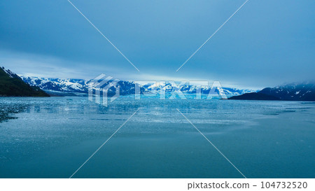 面向大海的哈伯德冰川,阿拉斯加 面向大海的哈伯德冰川,阿拉斯加 104732520