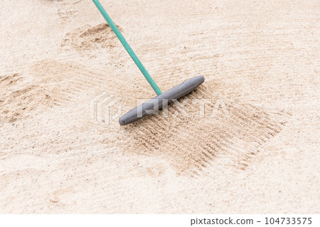 A rake for leveling the sand of bunkers on a golf course 104733575