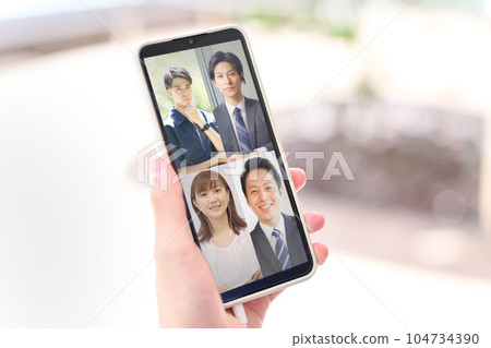 在智能手機上舉行視頻會議的商務人士的手 104734390