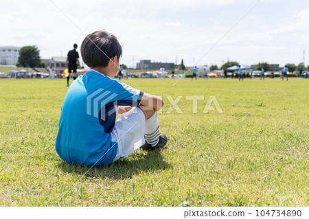 亞洲孩子觀看足球比賽 104734890