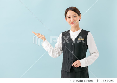 拿著制服的女商人手 104734960