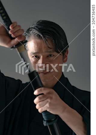 一個拿著日本刀的男人 黑色背景 104736485