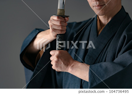 一個拿著日本刀的男人 黑色背景 104736495