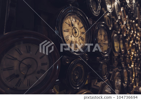 many old wall clocks 104736694