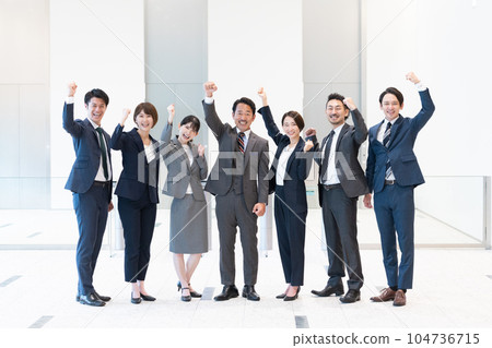 Businessmen working in the office (multiple people, multiple people, groups, large numbers) Businessmen working in the office (multiple people, multiple people, groups, large numbers) 104736715