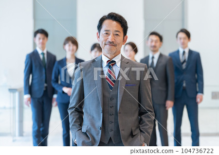 在辦公室工作的商人（多人、多人、團體、大量） 104736722