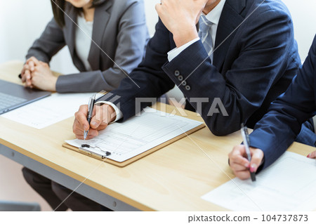 面試官一邊看簡歷一邊審核 104737873