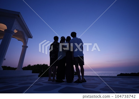 朋友一起看日落 朋友一起看日落 104738742
