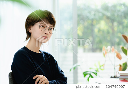 年輕女子在家學習 104740007