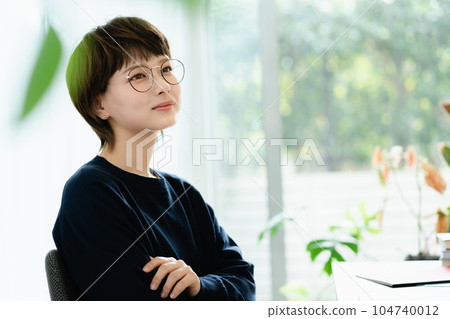 年輕女子在家學習 104740012