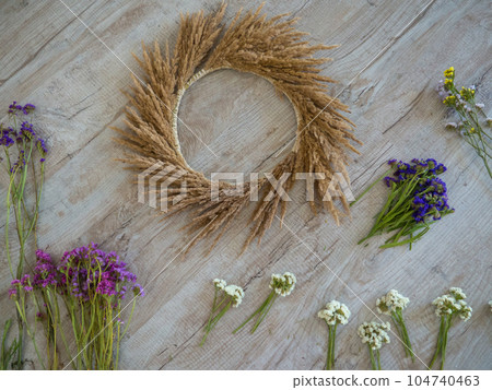 Steps of making autumn door wreath from flowers and plants 104740463