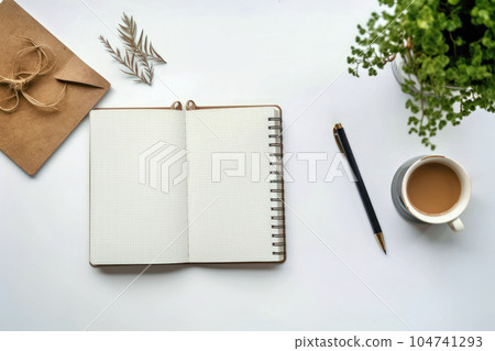 白桌上的筆記本和筆 104741293
