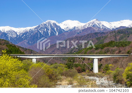 Yotagiri Bridge on the Northern Alps and Chuo Expressway seen from Yotagiri Bridge near Yotagiri Park in Iijima Town, Kamiina County, Nagano Prefecture Yotagiri Bridge on the Northern Alps and Chuo Expressway seen from Yotagiri Bridge near Yotagiri Park in Iijima Town, Kamiina County, Nagano Prefecture 104742103