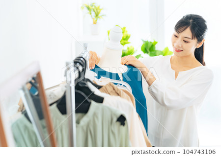 服裝店內展示產品的女店員 104743106