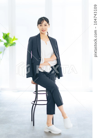 Career woman sitting in the office 104743109