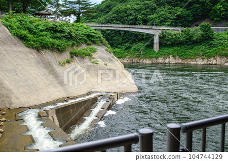 大瀧金秋子，俯瞰岩手縣西和賀町的魚梯和莧雨橋 104744129