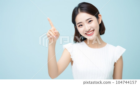一位年輕女子伸出食指,微笑著看著你 一位年輕女子伸出食指,微笑著看著你 104744157