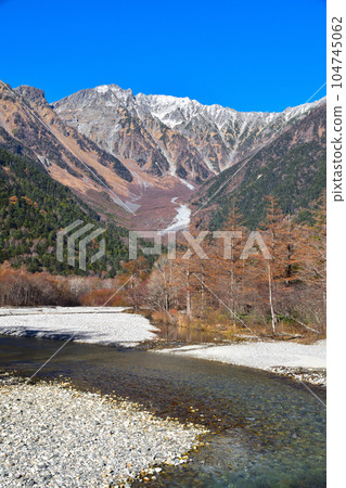 Autumn Kamikochi Azusa River Hotaka mountain range 104745062