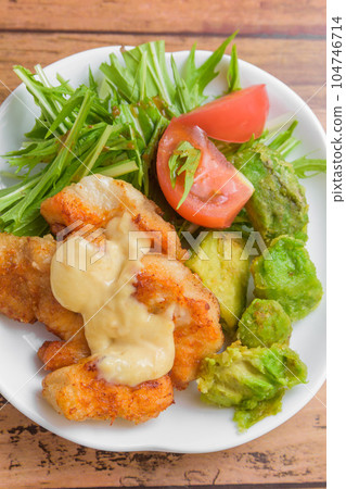 Stir-fried chicken and avocado 104746714