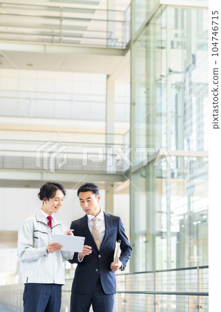 Businessman having a maintenance meeting 104746715