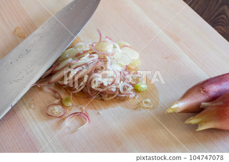 茯苓切片。日本夏季蔬菜，用作調味品。 104747078
