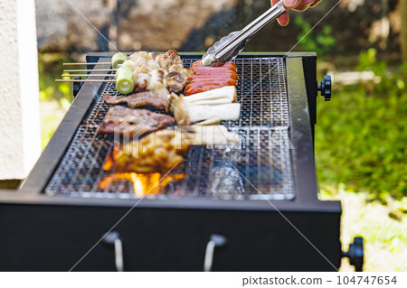 在木炭上烤的美味燒烤 104747654
