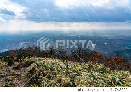 Nihonbaru and Kibi Plateau seen from the trail on Mt. Nagi, Nagi Town, Katsuta District, Okayama Prefecture Nihonbaru and Kibi Plateau seen from the trail on Mt. Nagi, Nagi Town, Katsuta District, Okayama Prefecture 104748521